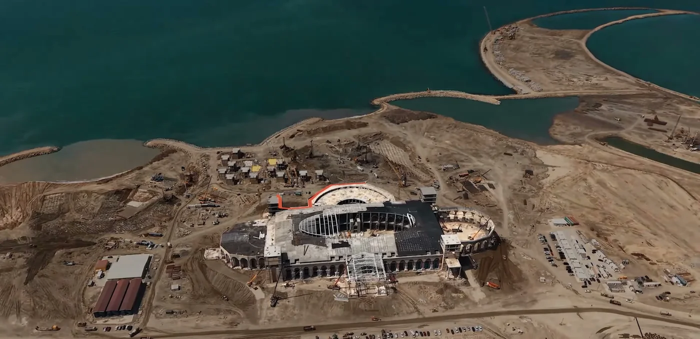 Стройка Royalé Casino с юго-запада, сентябрь 2026. Paradise по 3D-карте — примерно в 280 м к югу, за нижним краем кадра