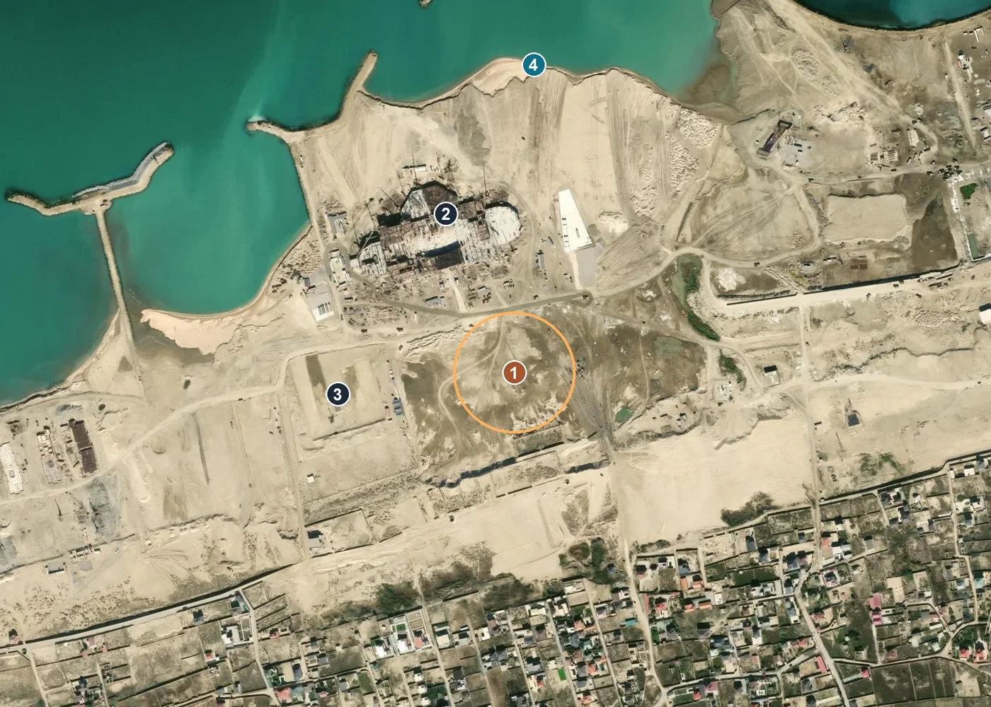 Спутник: 1 — примерное место Paradise (кольцо ±100 м), 2 — стройка Royalé Casino, 3 — Malibu Residence (по генплану, примерно), 4 — берег залива